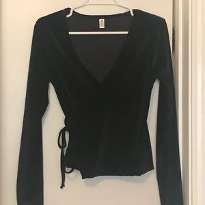 Wrap around tie top